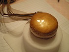 pendentif macaron caramel