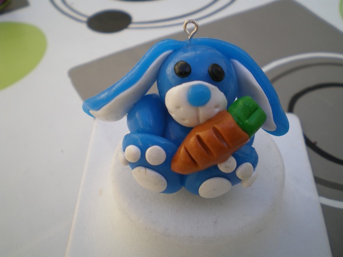 pendentif lapin bleu