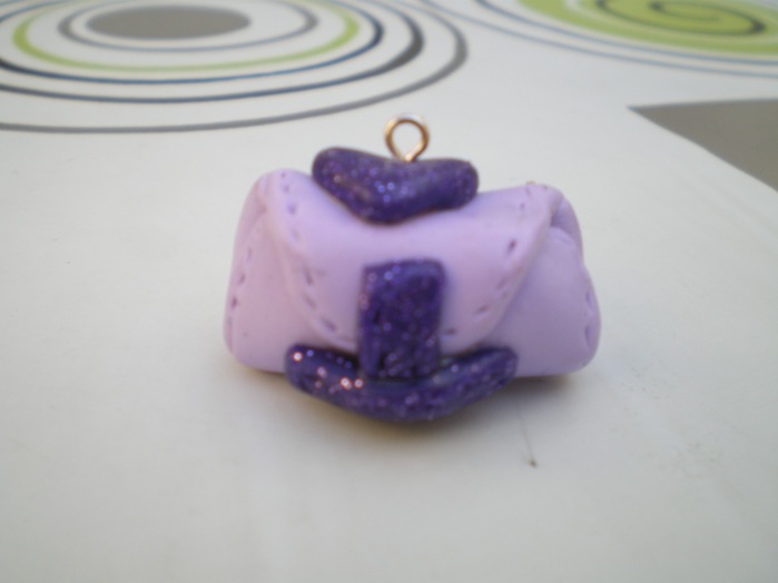 pendentif sac a main violet