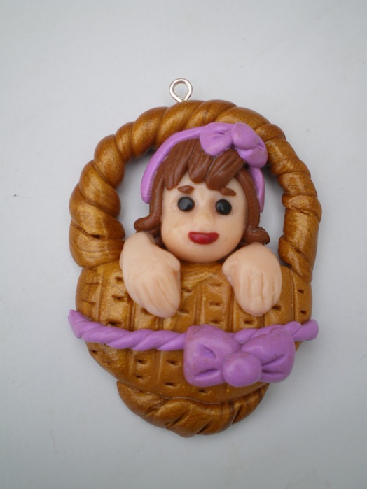 Pendentif poupée panier