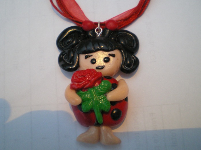 Pendentif poupée coccinelle