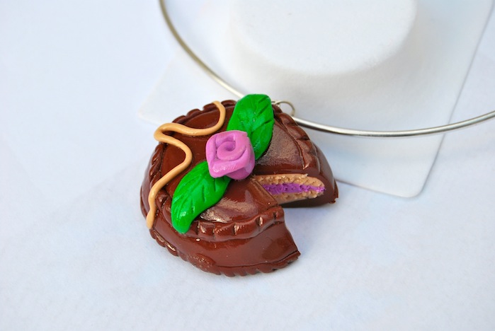 Pendentif gâteau au chocolat